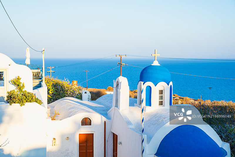 希腊沃索纳斯海边的教堂景观，背景是晴朗的天空图片素材