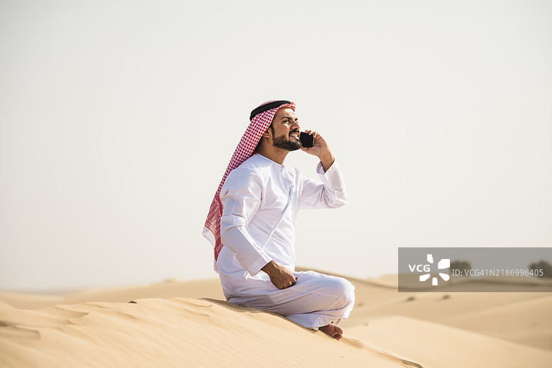 沙漠中打电话的酋长图片素材