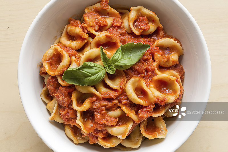 一碗意大利面，丰盛的番茄酱包裹着卡佩莱蒂。图片素材