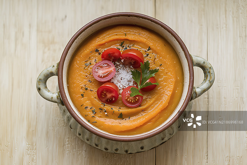 一个陶瓷碗里的胡萝卜泥汤图片素材