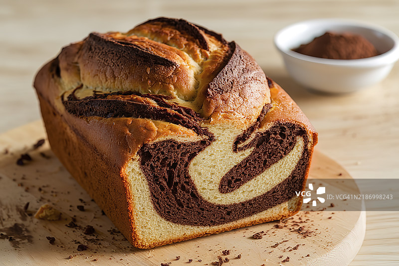 一块美丽烘焙的面包，中等镜头，内含漩涡状巧克力馅。图片素材