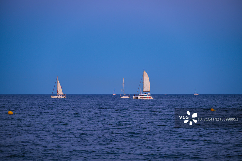 巴塞罗那海上的帆船图片素材