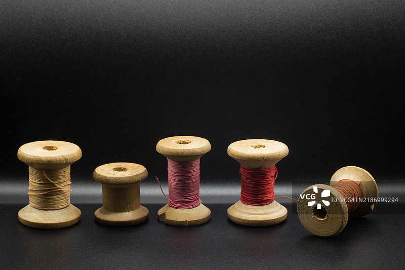 桌子上五颜六色的棋子特写图片素材