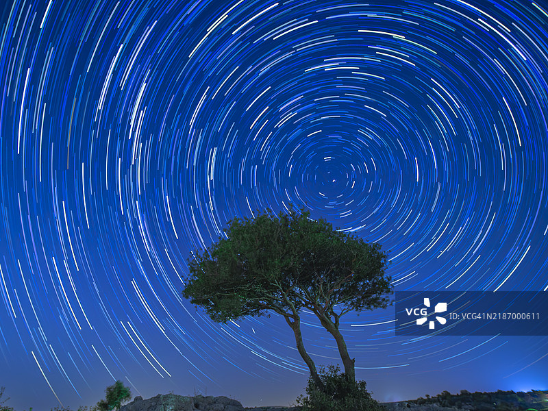 夜空中星轨的低角度视图，土耳其梅尔辛省埃尔德姆利图片素材
