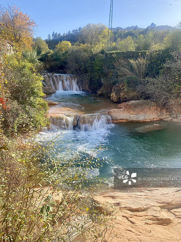 西班牙特鲁埃尔贝塞特的河流与天空的美丽景色图片素材