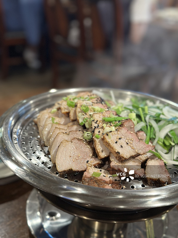 盘子里的肉特写，位于华盛顿州林伍德，美国图片素材