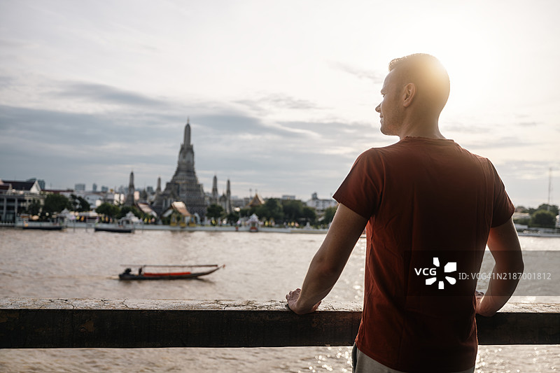 旅行者在曼谷欣赏美丽的景色图片素材