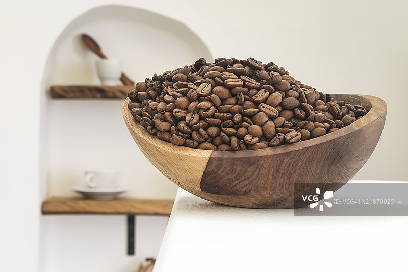 一个装满烘焙咖啡豆的木碗，背景为白色图片素材