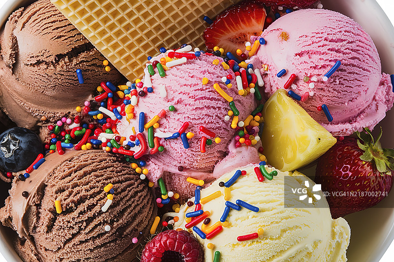 一个碗里盛着多种口味的冰淇淋的特写俯视图图片素材