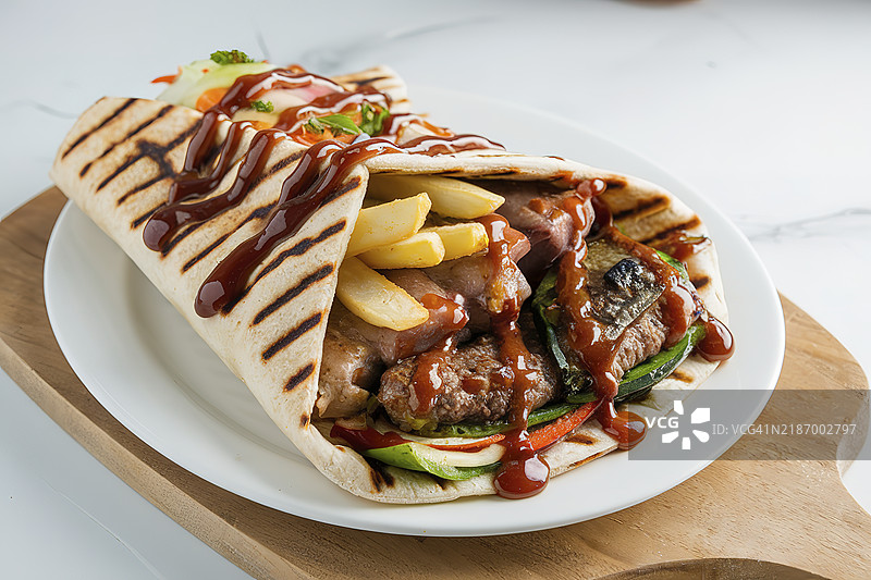 一张烤皮塔饼配沙威玛和旋转烤肉的照片图片素材