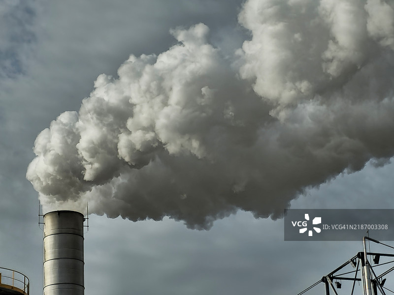 烟囱正在排放烟雾图片素材