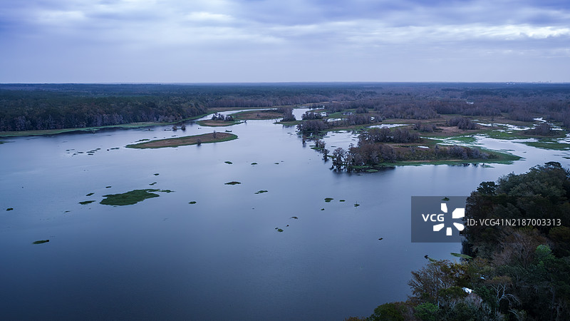 佛罗里达州美国的湖泊高角度视图与天空相映图片素材