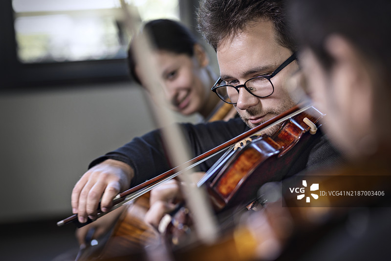 古典音乐家在排练中图片素材
