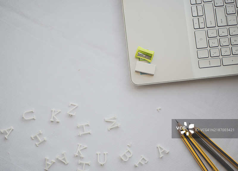 高角度视图的铅笔和削笔器放在桌子上图片素材