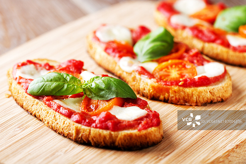 意大利开胃菜意式面包配番茄酱、马苏里拉奶酪和新鲜食材图片素材