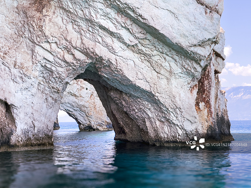 白色岩石拱门映衬着阳光明媚的爱奥尼亚海蓝色海水图片素材