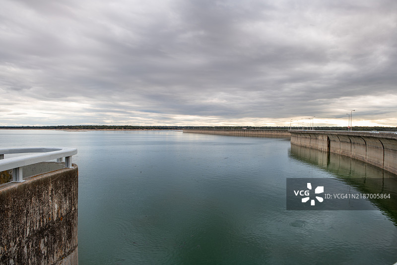 阿尔门德拉水库的坝图片素材