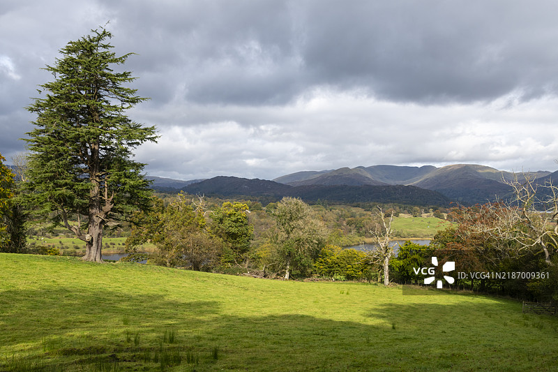 湖区初秋的风景图片素材
