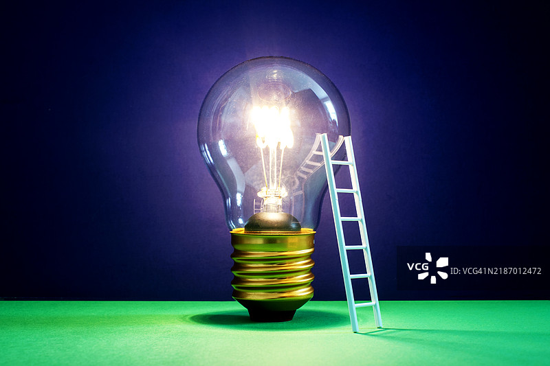 创新概念 - 灯泡上的梯子图片素材