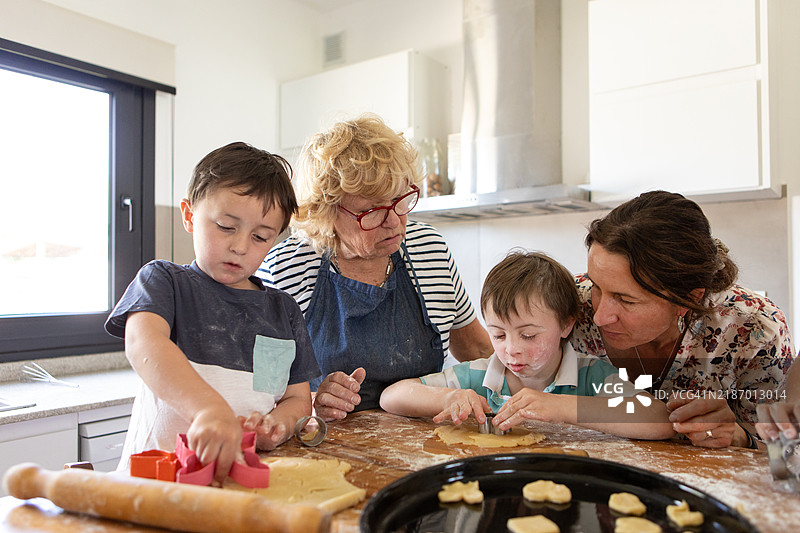 多代家庭在厨房里一起烹饪和享受乐趣图片素材