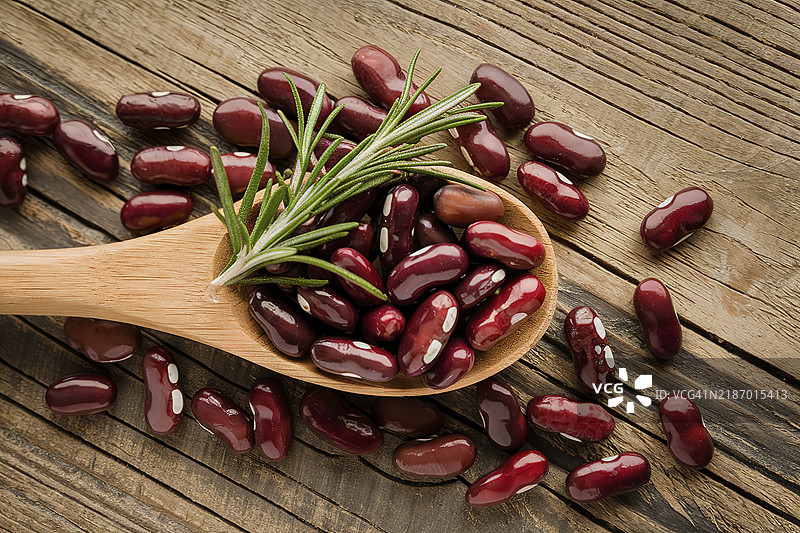 从上方拍摄的木勺与红腰豆的照片图片素材