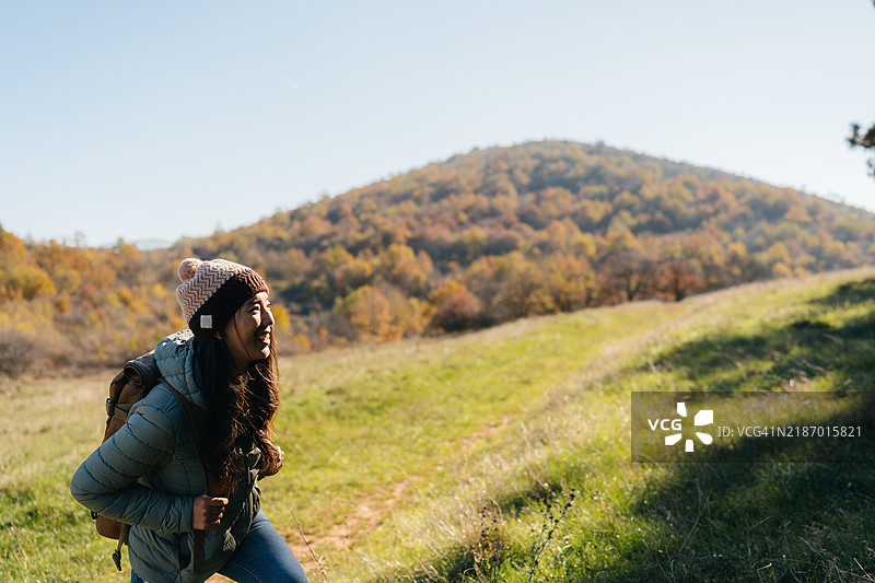 背着背包的日本女性在大自然中徒步旅行图片素材