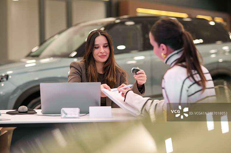 车辆购买与销售，合同，汽车展厅销售代表，车辆贷款，女商人图片素材