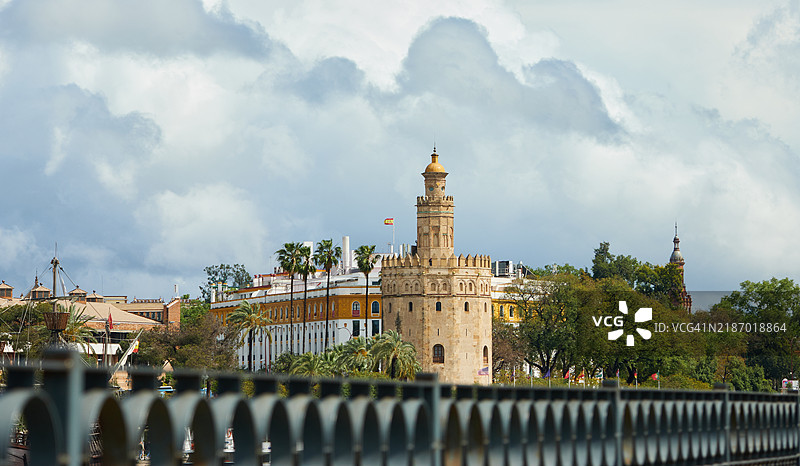 西班牙塞维利亚的黄金塔图片素材