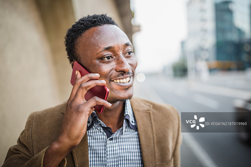 微笑的专业人士在打电话图片素材