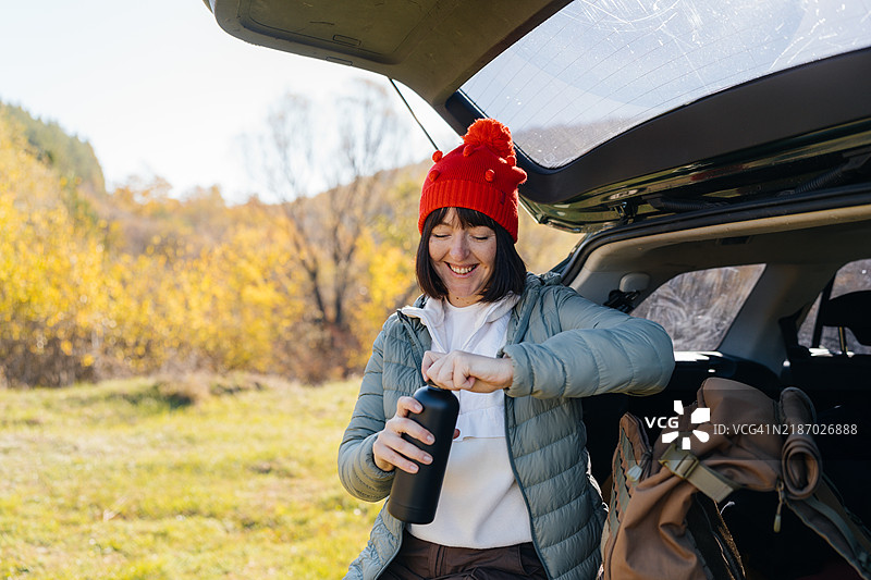 年轻女性为户外冒险做准备图片素材