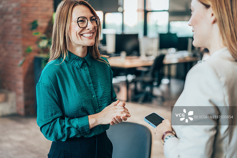 商务女性友好交谈图片素材