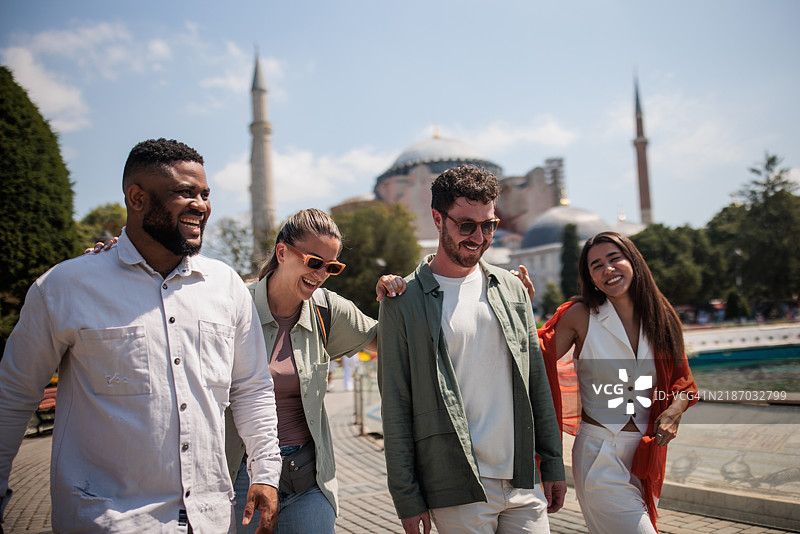 朋友们在伊斯坦布尔游玩图片素材