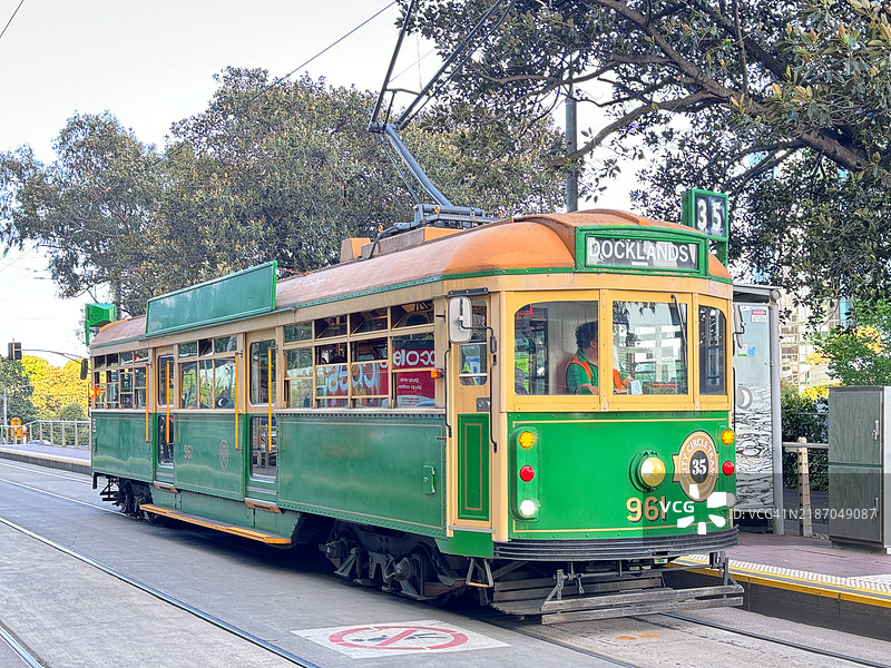墨尔本的35号城市环线电车图片素材