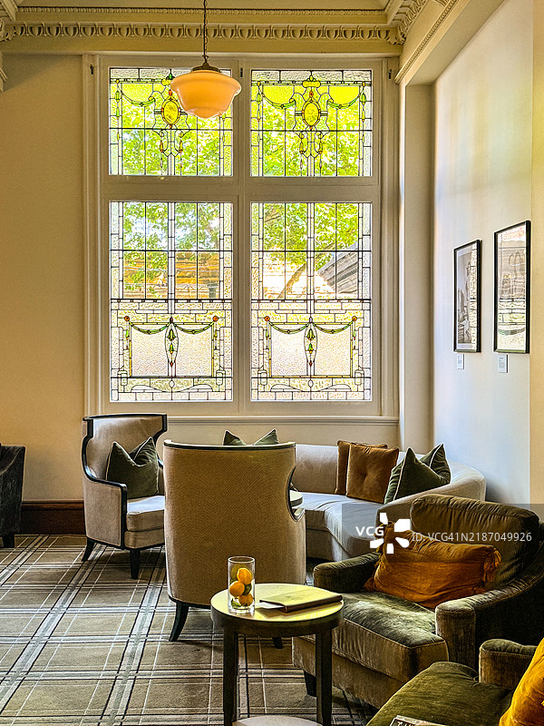 墨尔本兰德维酒店的旅行者酒吧中的彩色玻璃窗图片素材