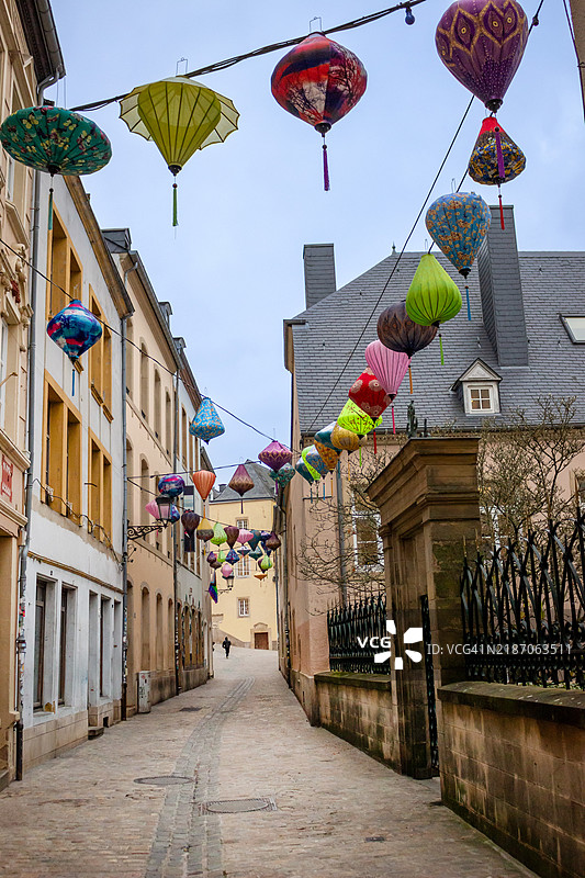卢森堡市圣灵街上的灯笼图片素材