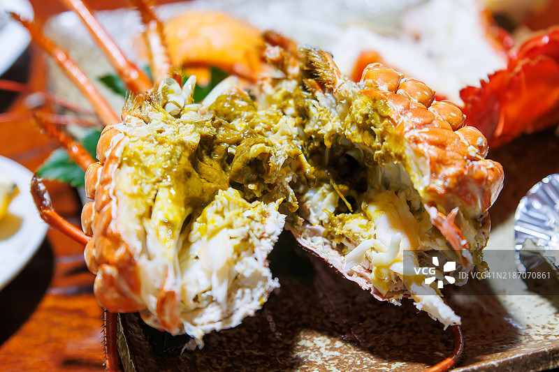 奢华的龙虾煮。南伊豆的一家宾馆享用美味晚餐。静冈县伊豆半岛南伊豆町中木乘渡轮到达的平藏滨海滩。- 2024。图片素材