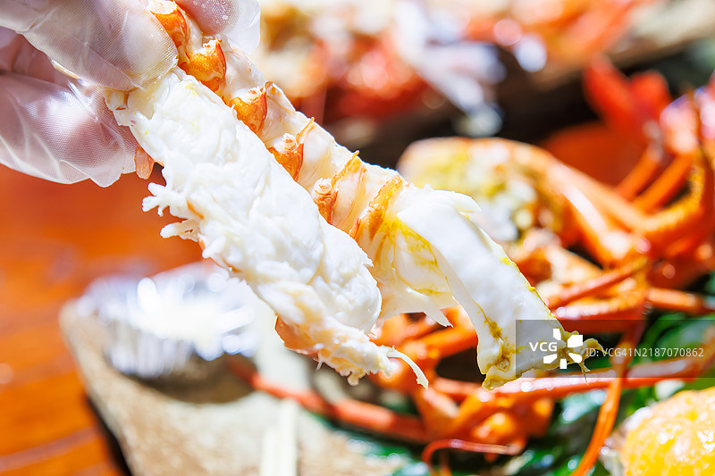 奢华的龙虾煮。南伊豆的一家宾馆享用美味晚餐。静冈县伊豆半岛南伊豆町中木乘渡轮到达的平藏滨海滩。- 2024。图片素材