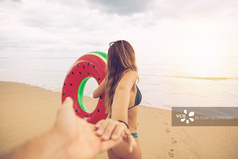 跟我来，女人带着男人去海滩图片素材