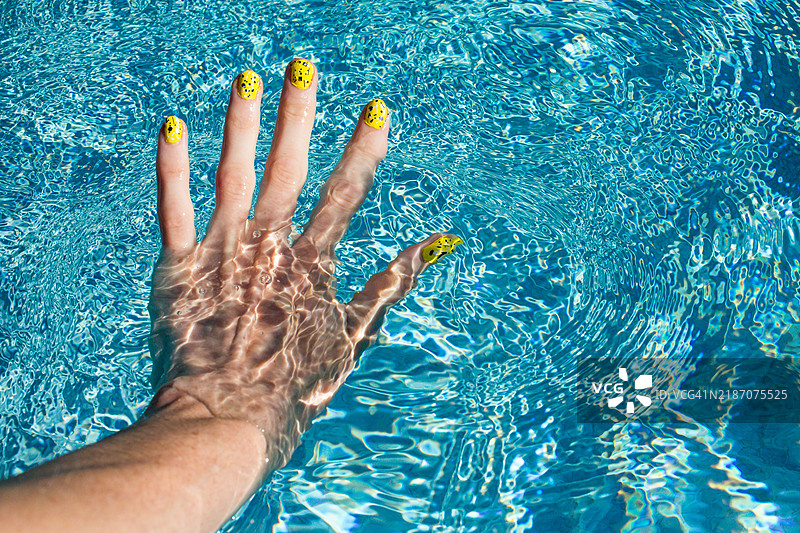 黄色指甲油，游泳池个人视角夏季假期，美甲图片素材
