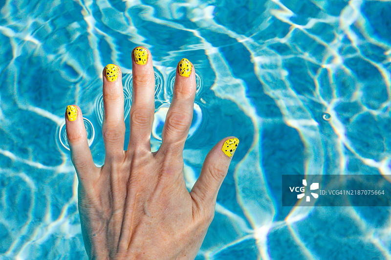 夏季指甲，夏季指甲油趋势，夏季假期个人视角游泳池图片素材