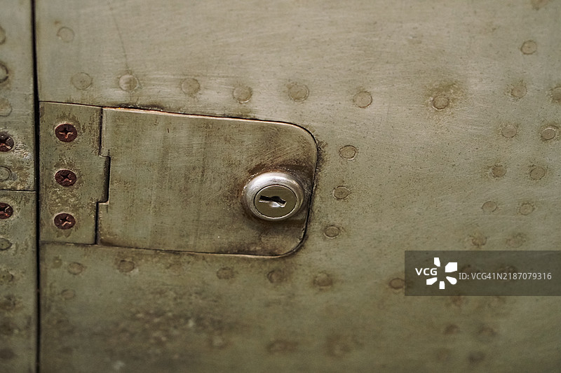 重型白色金属表面，带铆钉特写图片素材