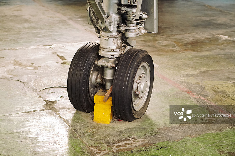 机库内飞机起落架特写图片素材