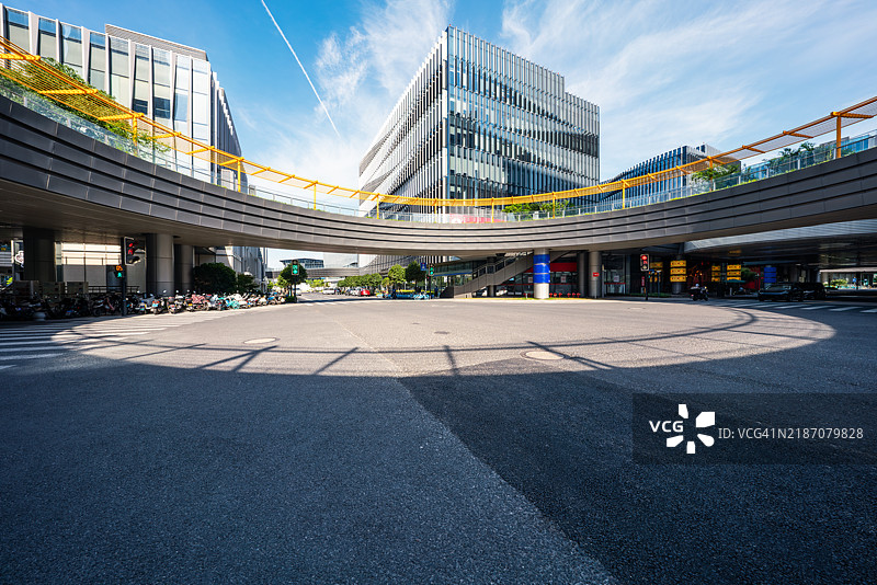 人行天桥下的空旷城市街道图片素材