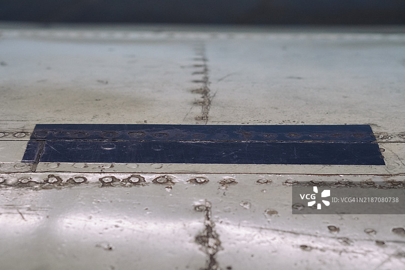 军用飞机机翼结构上的重金属铆钉特写镜头图片素材