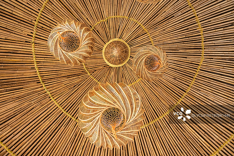 藤制吊灯悬挂在天花板上。藤灯完全属于乡村或“有机自然”风格的生活。图片素材