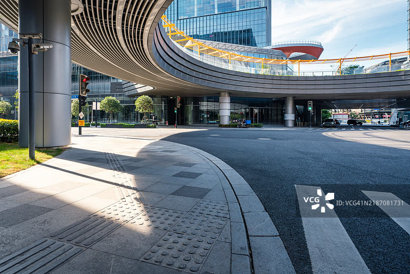 人行天桥下的空旷城市街道图片素材