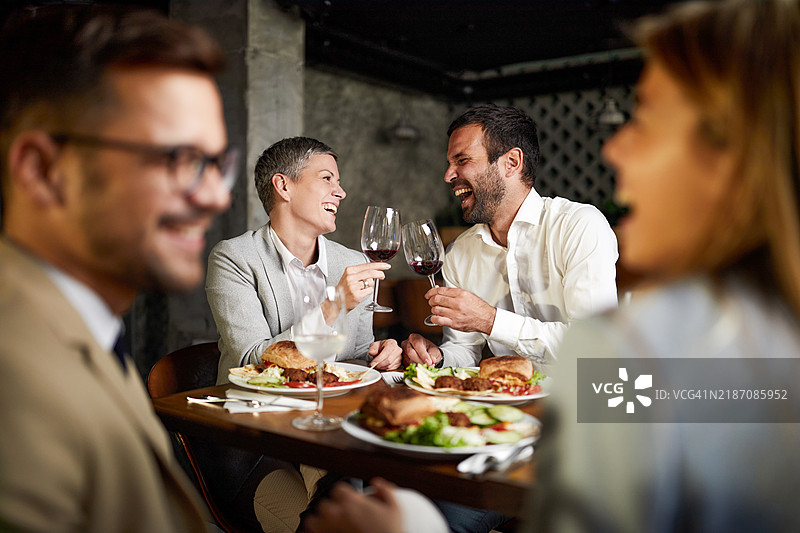 商务午餐上的庆祝祝酒！图片素材