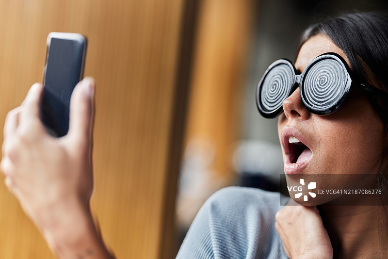 在社交媒体的影响下！图片素材