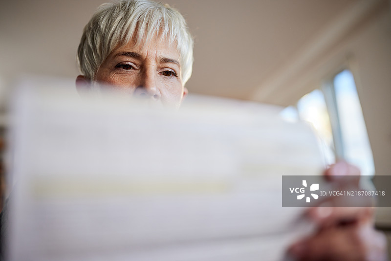 分析财务账单！图片素材