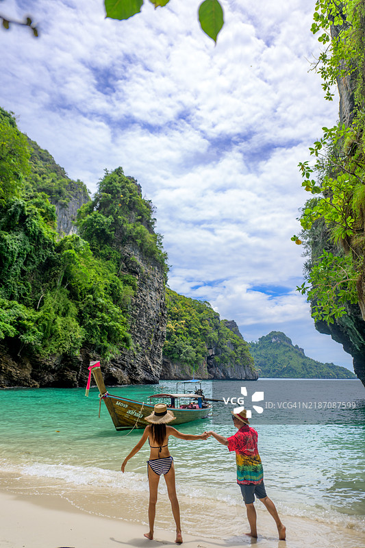 恋人们在岛上旅行图片素材